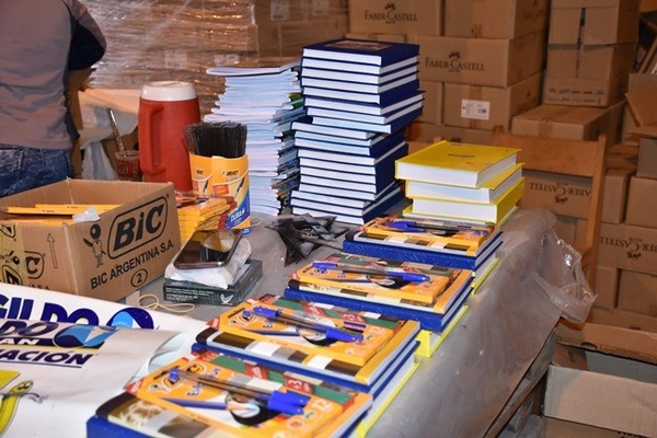 Kits escolares: Mientras aquí llueven las quejas, en Formosa entregan guardapolvos y calzados - Megacadena - Diario Digital