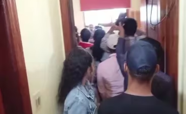 Toman nuevamente sede de la Municipalidad de Arroyos y Esteros contra instalación de vertedero - Noticiero Paraguay