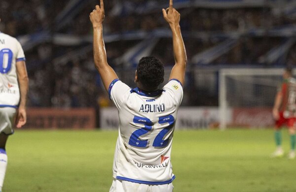 Versus / ¡Una locura! Claudio Aquino le pegó perfecto a la pelota y marcó un tremendo golazo