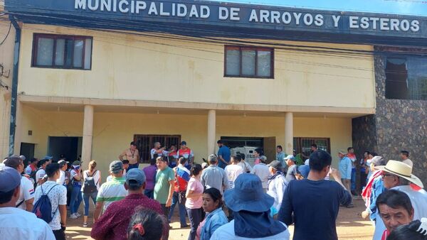Reprimen a manifestantes que se oponen a la habilitación de vertedero en Arroyos y Esteros