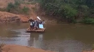 Odisea para estudiar: alumnos de Pikykua cruzan río en balsa para ir a clases