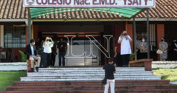 La Nación / Piden resolver conflicto con directora del Colegio Ysaty