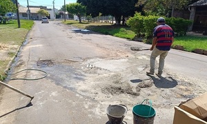 Vecino reparó un tramo dañado en pleno centro de Coronel Oviedo