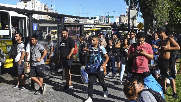 El lema "no hay plata" de Milei se pone a prueba en la calle: ¿Hay paciencia?