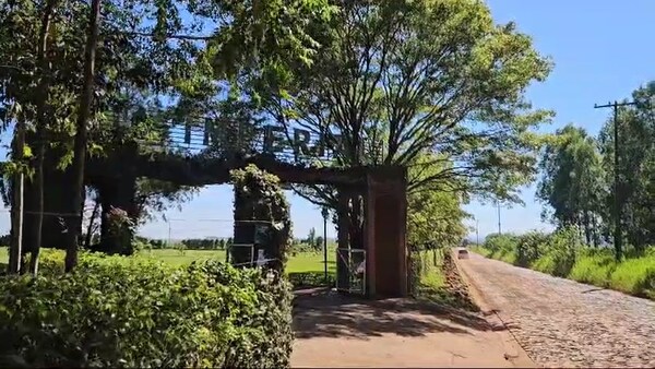 Violentan varios vehículos mientras sus dueños participaban de un sepelio
