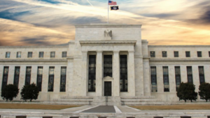 La Fed no reducir谩 las tasas hasta que la inflaci贸n baje de manera sostenible hacia el 2% - Revista PLUS