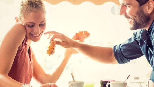 “Mi esposa y mi amigo actúan muy raro juntos”