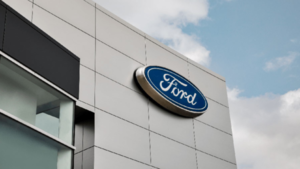 Ford y sindicato alcanzan un acuerdo provisional que evita la huelga de 9.000 trabajadores - Revista PLUS