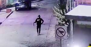 [VIDEO] Para espantar a malandros, fue al almacén vestido de "la muerte"