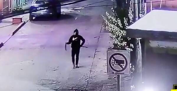 [VIDEO] Para espantar a malandros, fue al almacén vestido de "la muerte"