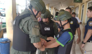 Migraciones expulsa del país a argentino con orden de captura