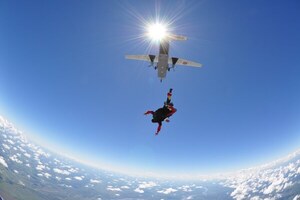 ¡Atrévete a volar! Ofrecen curso gratuito de paracaidismo este fin de semana - trece