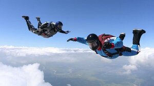 Ofrecen curso de paracaidismo gratuito para los amantes del deporte extremo - Unicanal