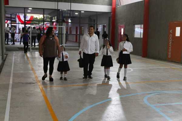 Cerca de 1.300.000 alumnos de instituciones públicas inician este viernes periodo escolar 2024 - El Trueno