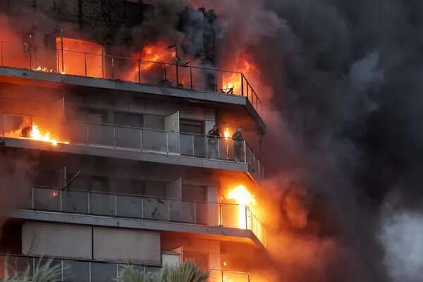 Vídeo: incendio consume edificio en Valencia - Mundo - ABC Color