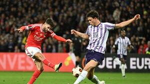 El Benfica resiste en Toulouse y se clasifica a octavos