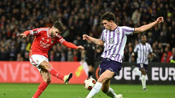 El Benfica resiste en Toulouse y se clasifica a octavos