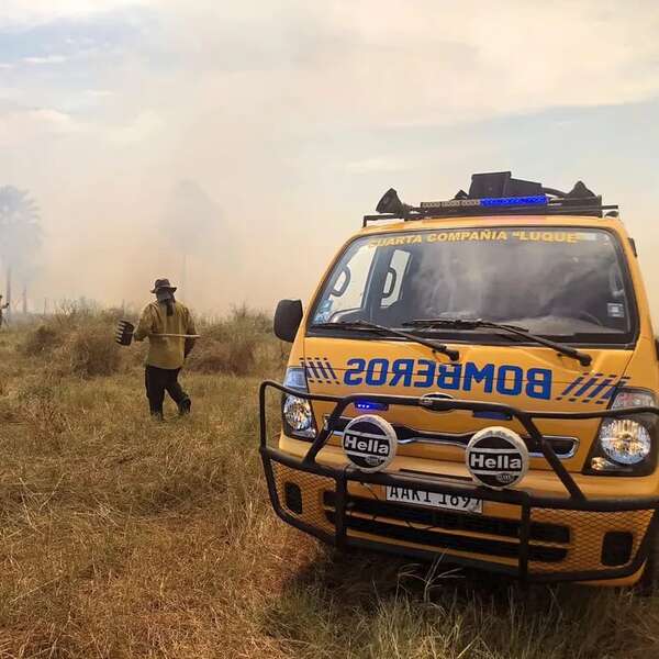 Bomberos pidieron apoyo a la Fuerza Aérea para sofocar incendio en zona Luque - San Bernardino - Nacionales - ABC Color