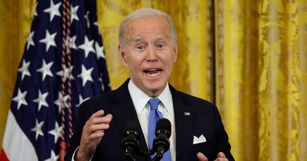La Nación / Putin se burla de los insultos proferidos en su contra por Biden