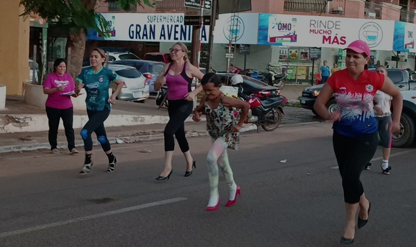 Éxito y pasión resplandecen en la práctica para la tercera edición de la carrera en tacones
