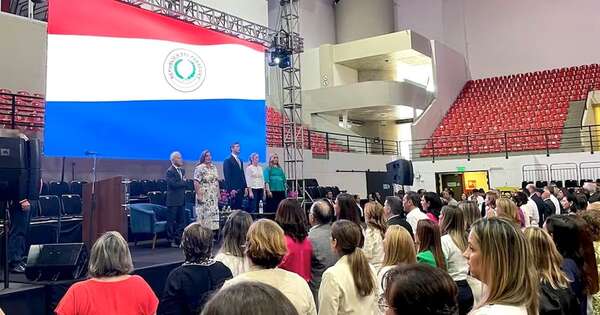 La Nación / Primera dama destaca rol femenino en la economía