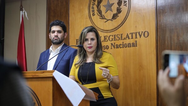 Kattya recibe documentos pedidos y ya ultima detalles para accionar