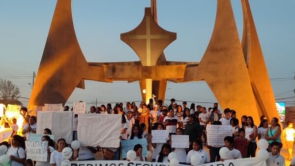 “Los gobernantes se pasan viajando y nosotros enterrando a nuestros hijos”