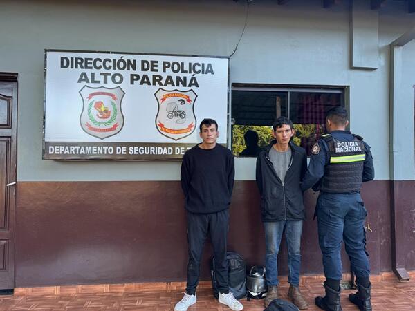 Atrapan a dos peligrosos delincuentes, recuperan objetos robados e incautan moto y cuchillo - La Clave