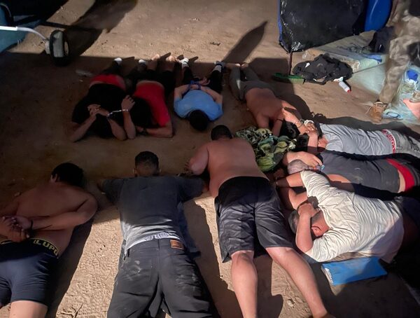 Allanan hangar con avioneta y armas y detienen a diez extranjeros en Alto Paraguay · Radio Monumental 1080 AM