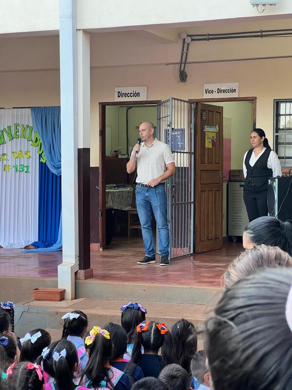 Hinterleitner acompañó a alumnos en el primer día de clases