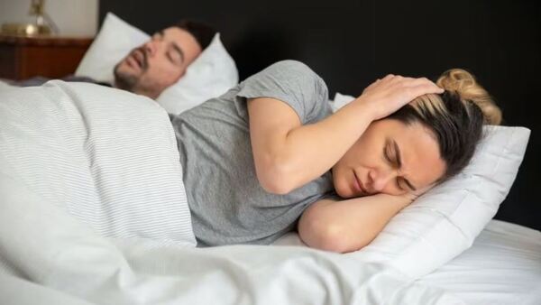 ¿Qué es el "divorcio" del sueño en las parejas?