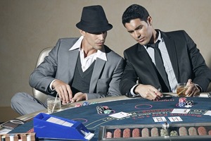 Dominar el arte de la conversación en la mesa: habilidades verbales en el poker - trece