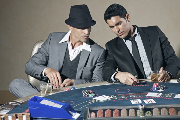 Dominar el arte de la conversación en la mesa: habilidades verbales en el poker - trece