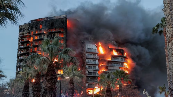 Cuatro muertos y 14 heridos deja fuerte incendio en un edificio en Valencia