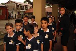 "Queremos que ustedes estén mejor, aprendan y sean felices", dijo Peña a niños que inician el año escolar - .::Agencia IP::.