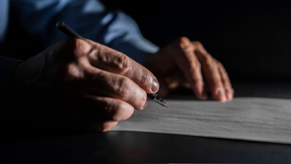 Fiscal imputa a abogado por falsificar firma de su cliente