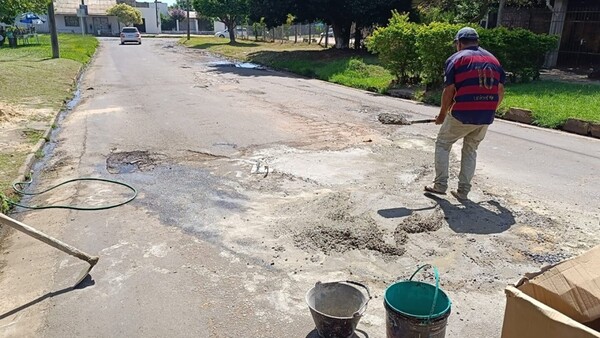 Vecino reparó la calle con bache a pedido de su mamá