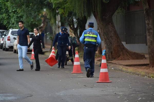 PMT advierte a padres que estacionen en doble fila frente a instituciones educativas