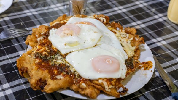 Cobran por huevo extra del bife o milanesa a caballo