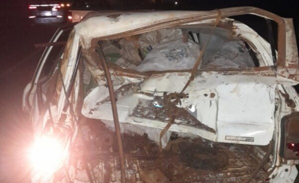 Aparatoso accidente involucró un automóvil y un camión