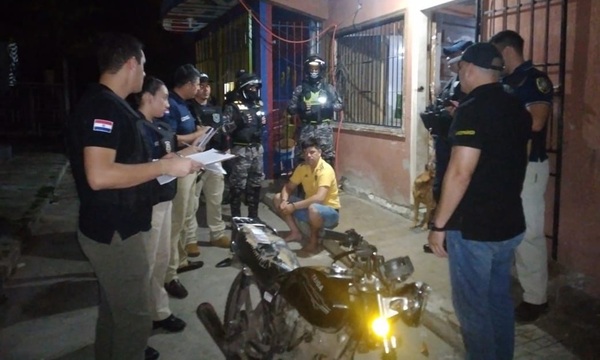 Detienen a dos extorsionadores en el barrio Chacarita de Asunción