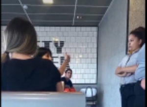 Doña maltrató a empleados de un local por no servirle en la mesa