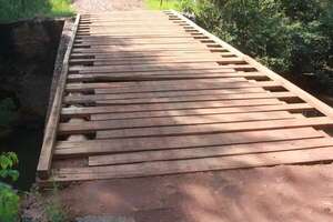 Vecinos reparan puente de madera caído para que los estudiantes lleguen a las escuelas - Nacionales - ABC Color