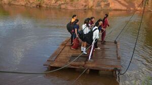 Docentes y alumnos cruzan el río en una improvisada balsa para dar clases en Amambay