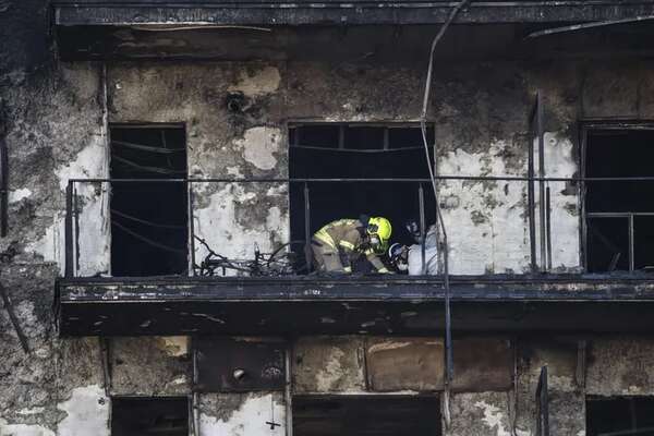 Suben a diez los muertos en incendio de Valencia y sigue la búsqueda de desaparecidos - Mundo - ABC Color