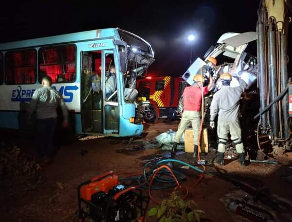 Confirman al primer fallecido en accidente que involucró camión con ómnibus - Radio Imperio 106.7 FM