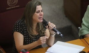 Feministas exigen restitución de Kattya González en el Senado