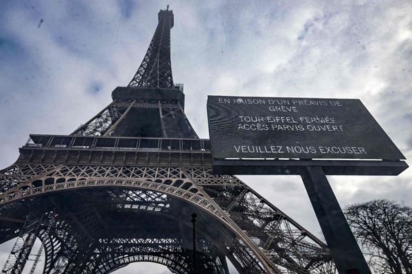 Trabajadores en huelga mantienen cerrado el acceso a la Torre Eiffel - Unicanal