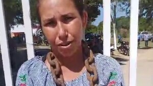 Una mujer se encadena frente a la Municipalidad de Carmelo Peralta