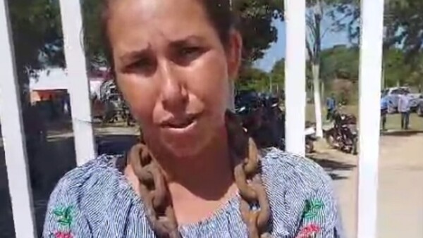 Una mujer se encadena frente a la Municipalidad de Carmelo Peralta